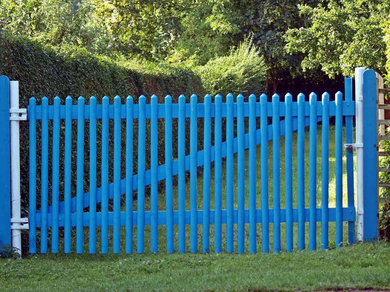 Gartentor aus Holz blau