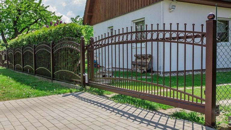 Gartentor aus Polen mit Sichtschutz kombinieren GartentoreausPolen.de