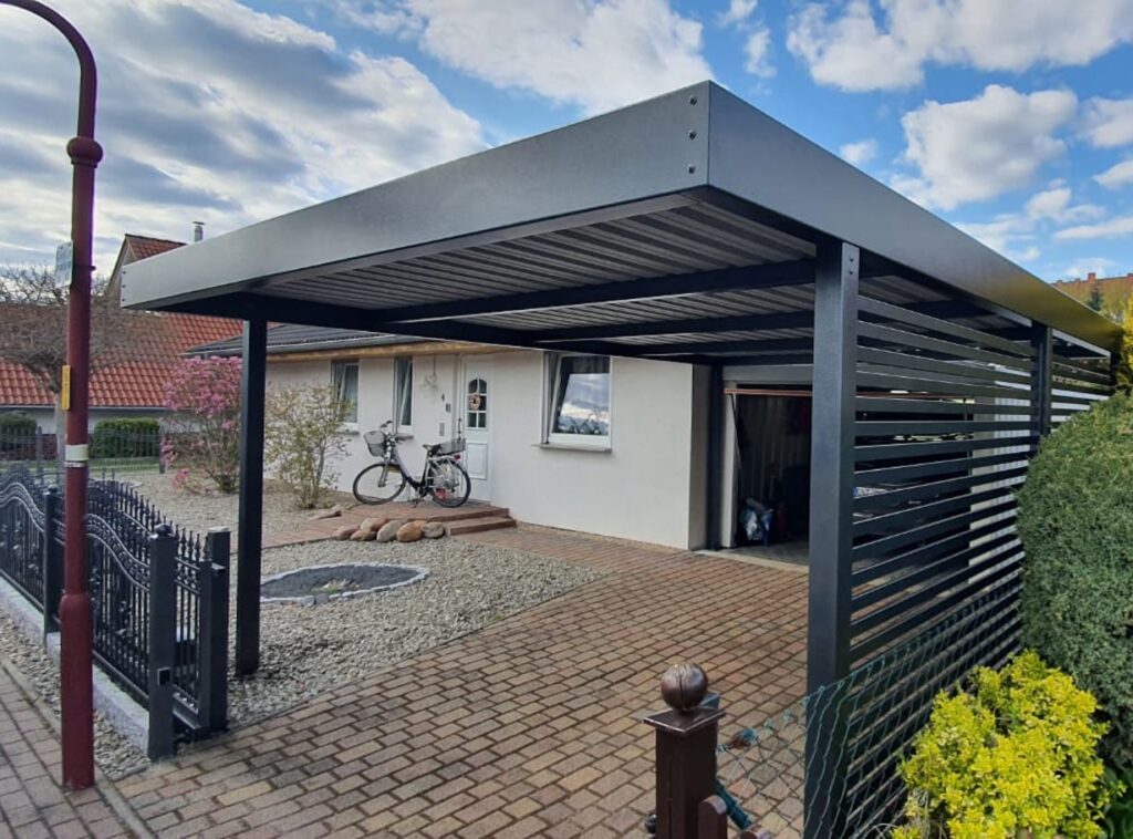 Carport mit Einfahrtstor aus Schmiedeeisen